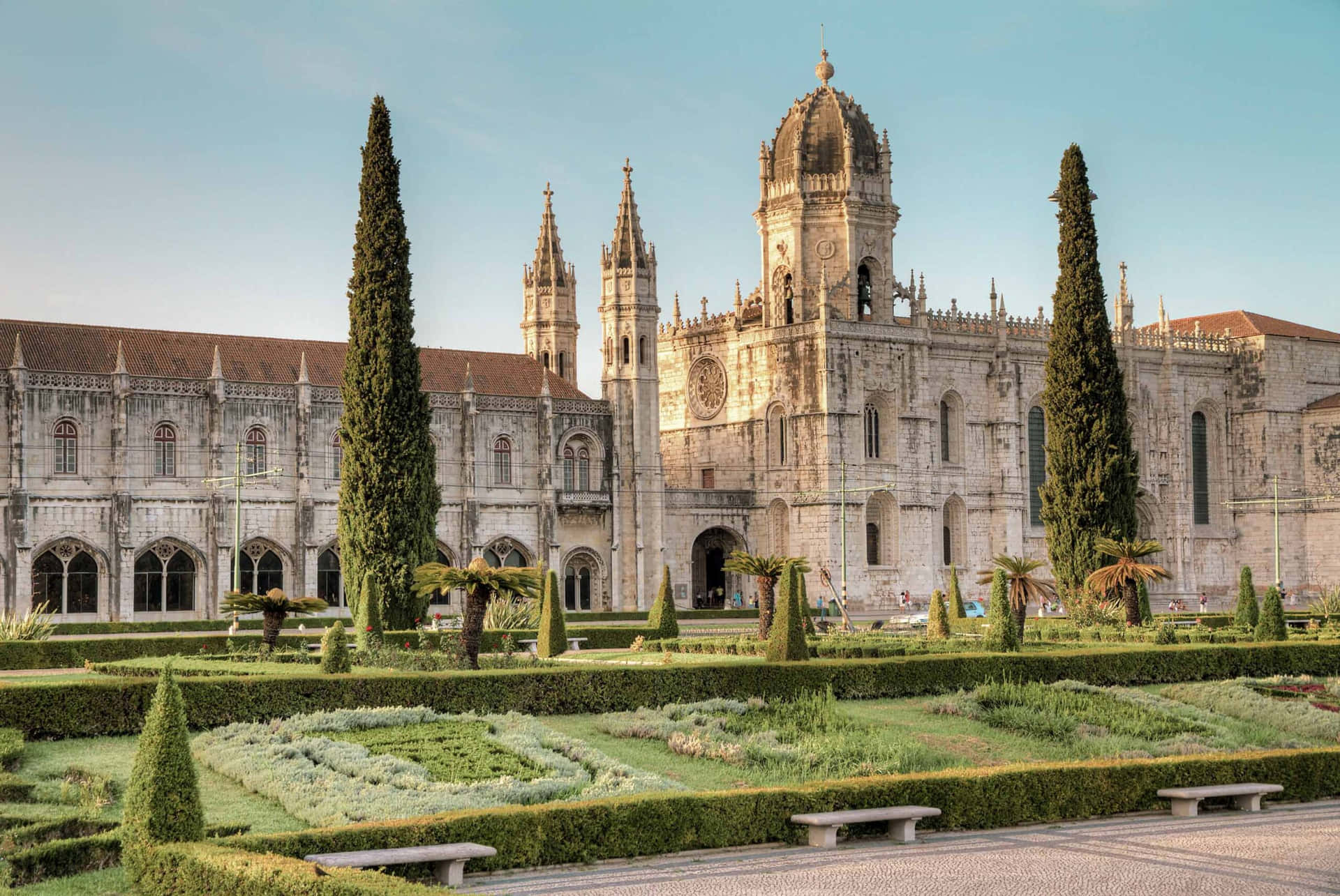 Mosteiro Dos Jeronimos Intricate Landscaping Background