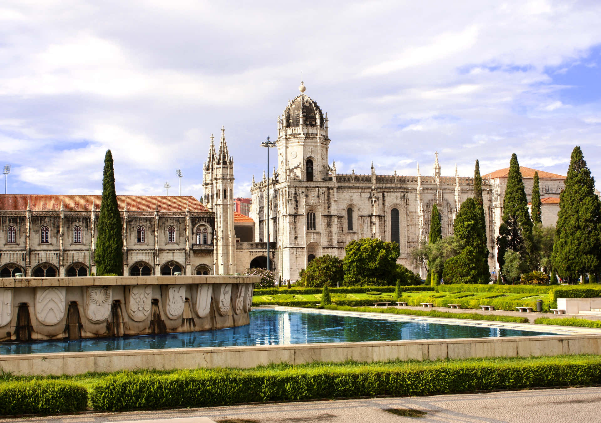 Mosteiro Dos Jeronimos Pond And Garden Background