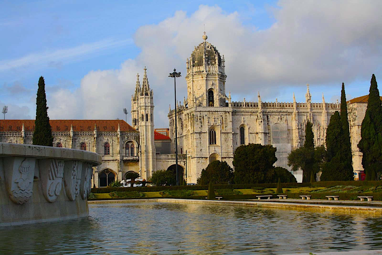 Mosteiro Dos Jeronimos Pond And Landscape Background