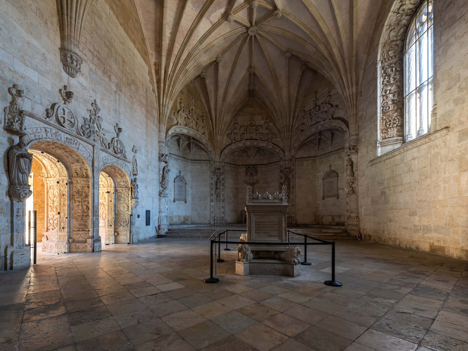 Mosteiro Dos Jeronimos Tomb Background