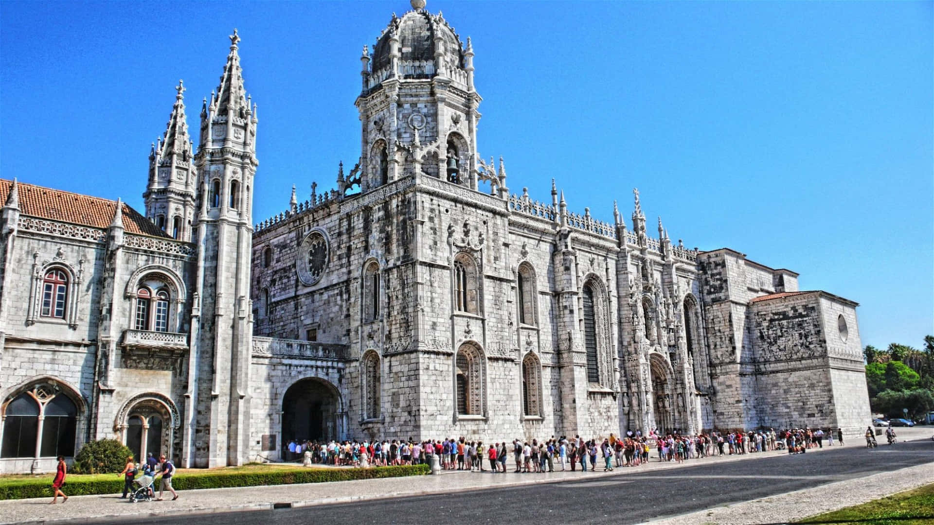 Mosteiro Dos Jeronimos Tourists Lined Up Background