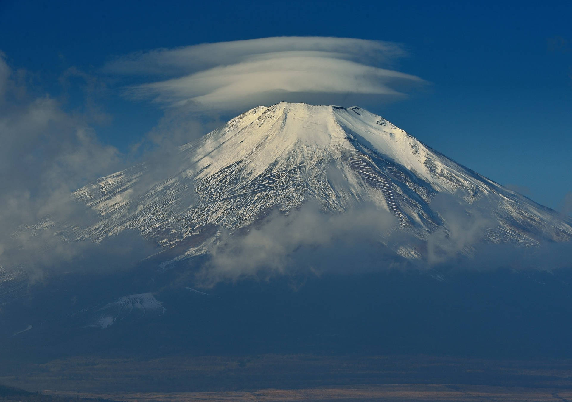 Mount Fuji Cloudy Peak Background