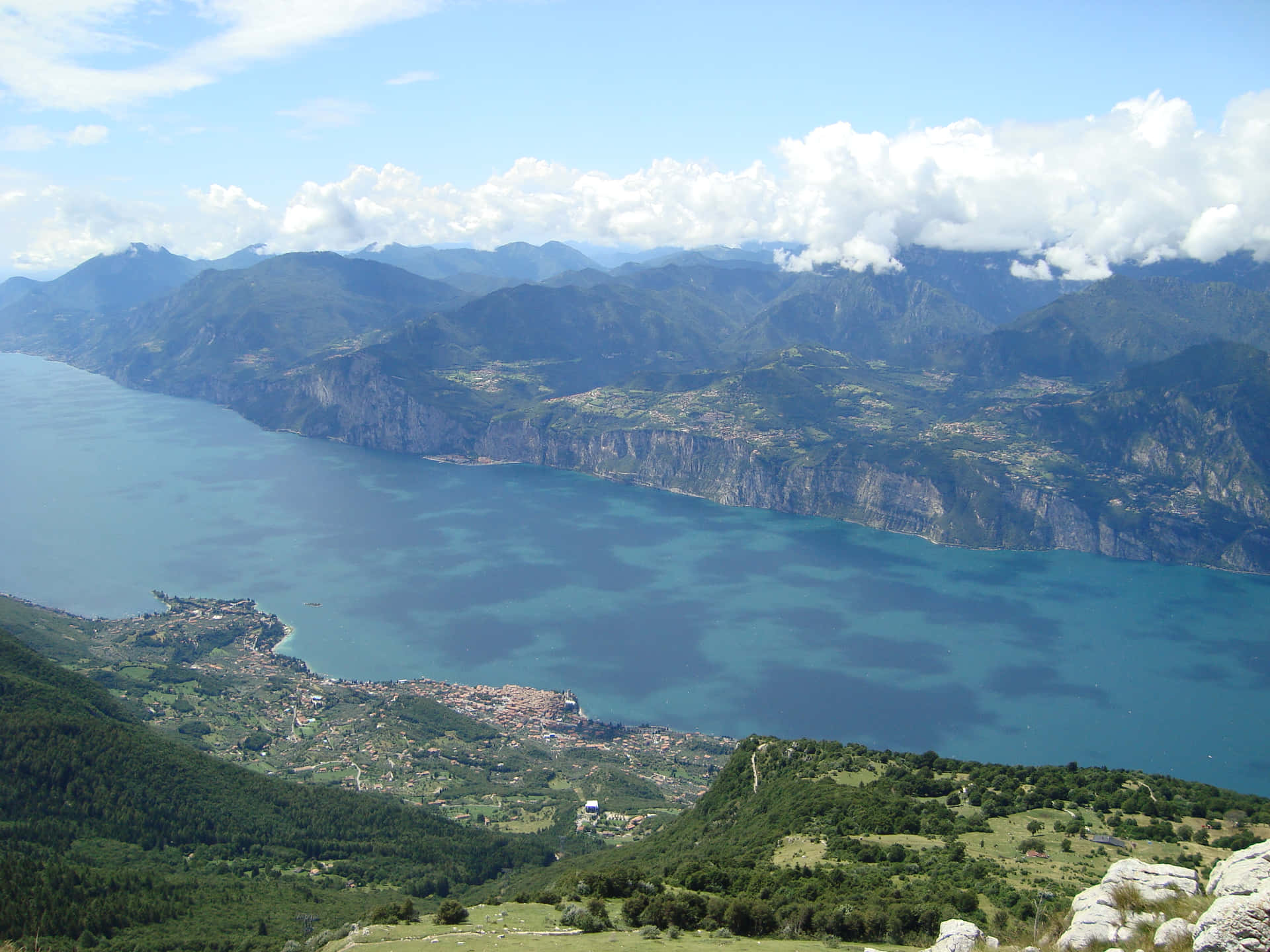 Mountain Range Of Lago Di Garda Background