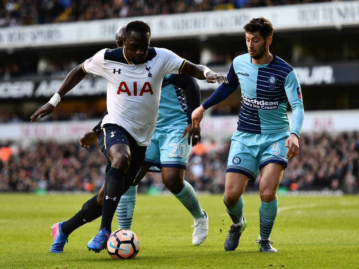 Moussa Sissoko Defending The Ball Background