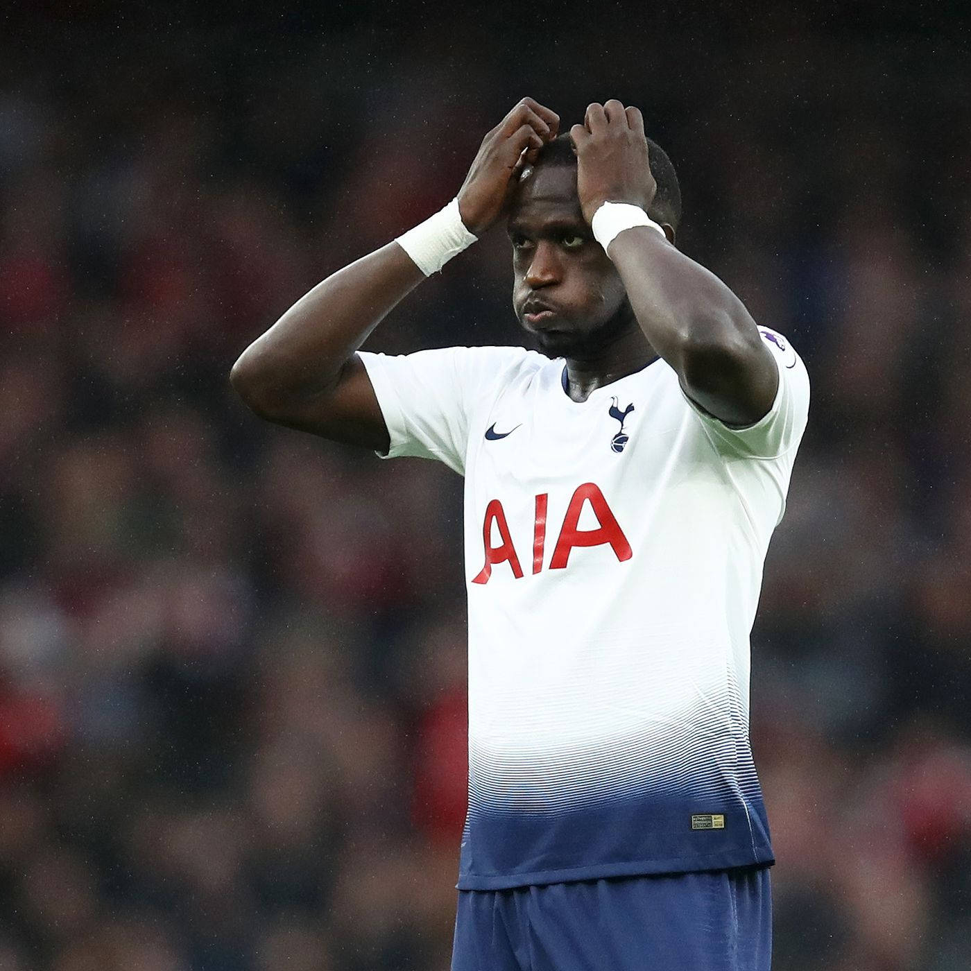 Moussa Sissoko Hands On His Head Background