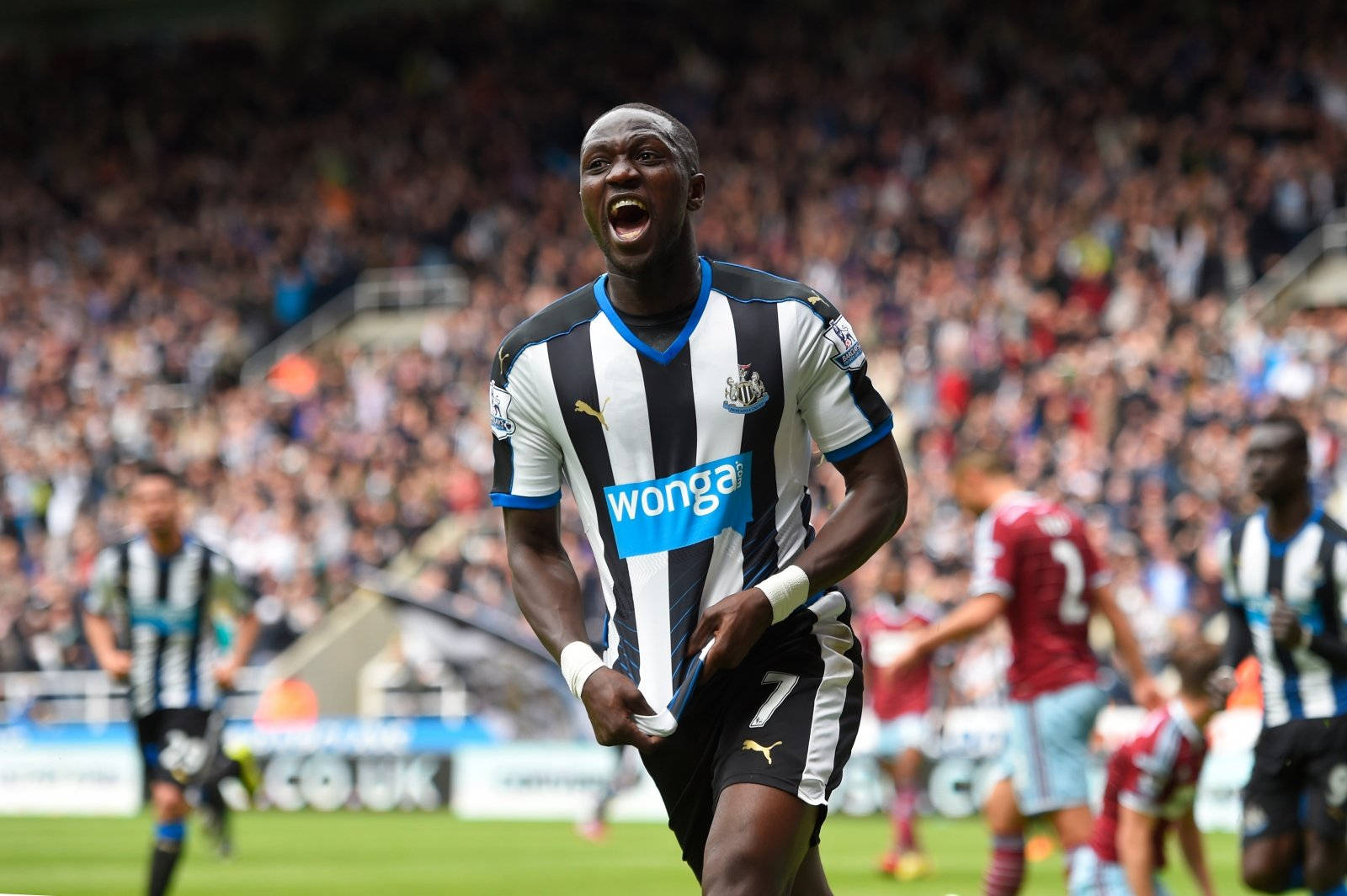 Moussa Sissoko In High-intensity Moment Of A Football Match Background