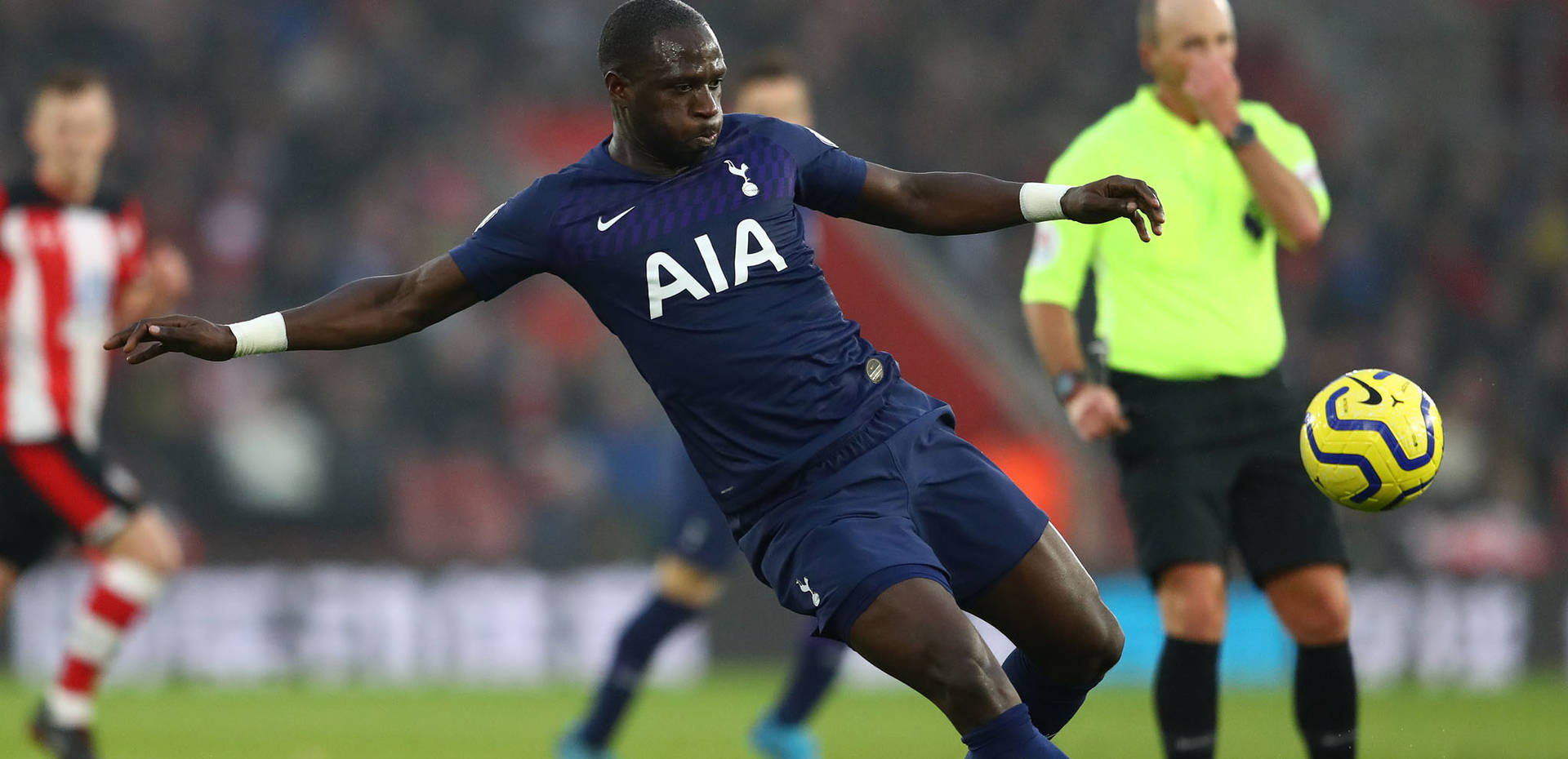 Moussa Sissoko Sliding On The Field Background