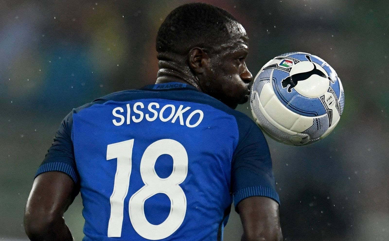 Moussa Sissoko With Ball On Shoulder