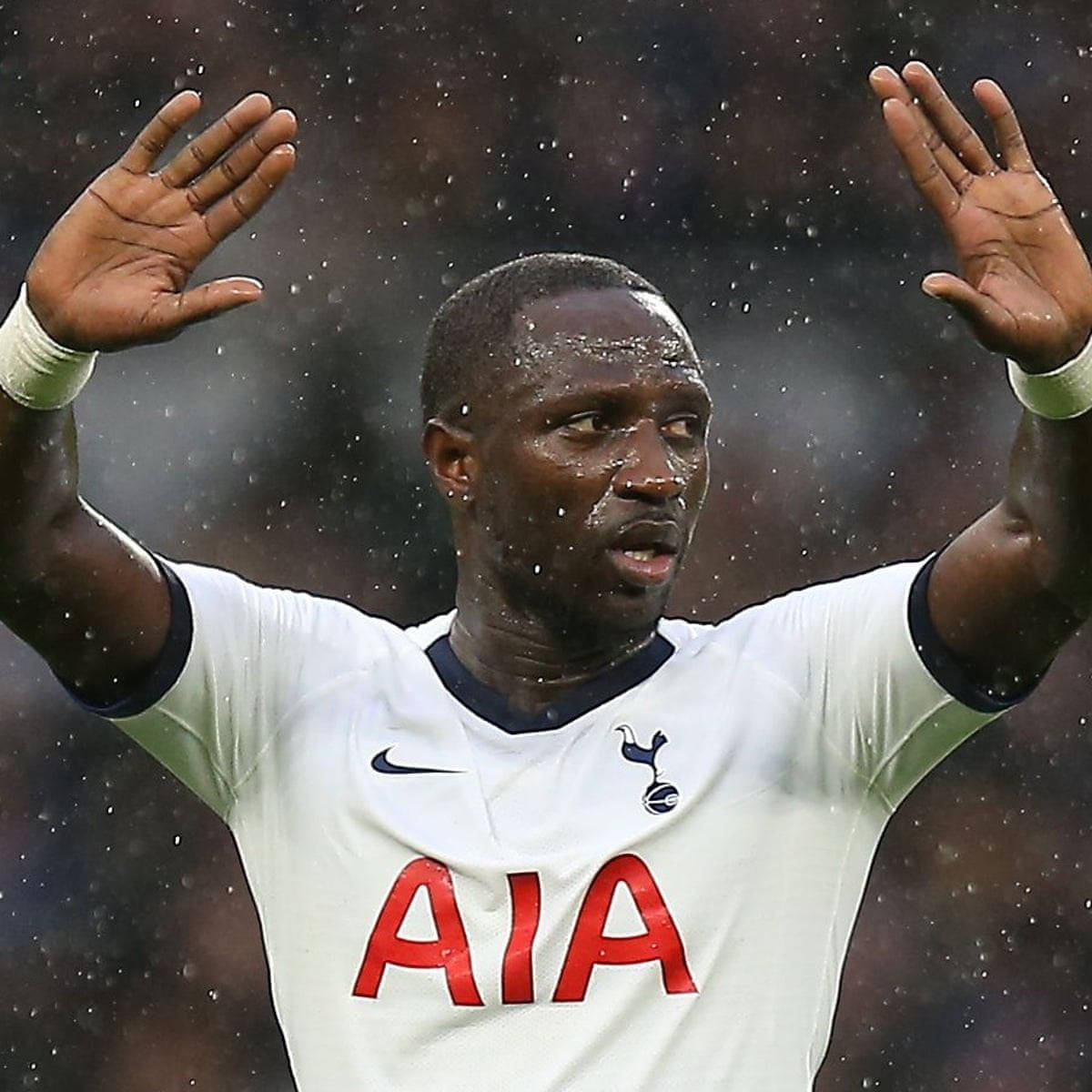 Moussa Sissoko With His Hands Up Background