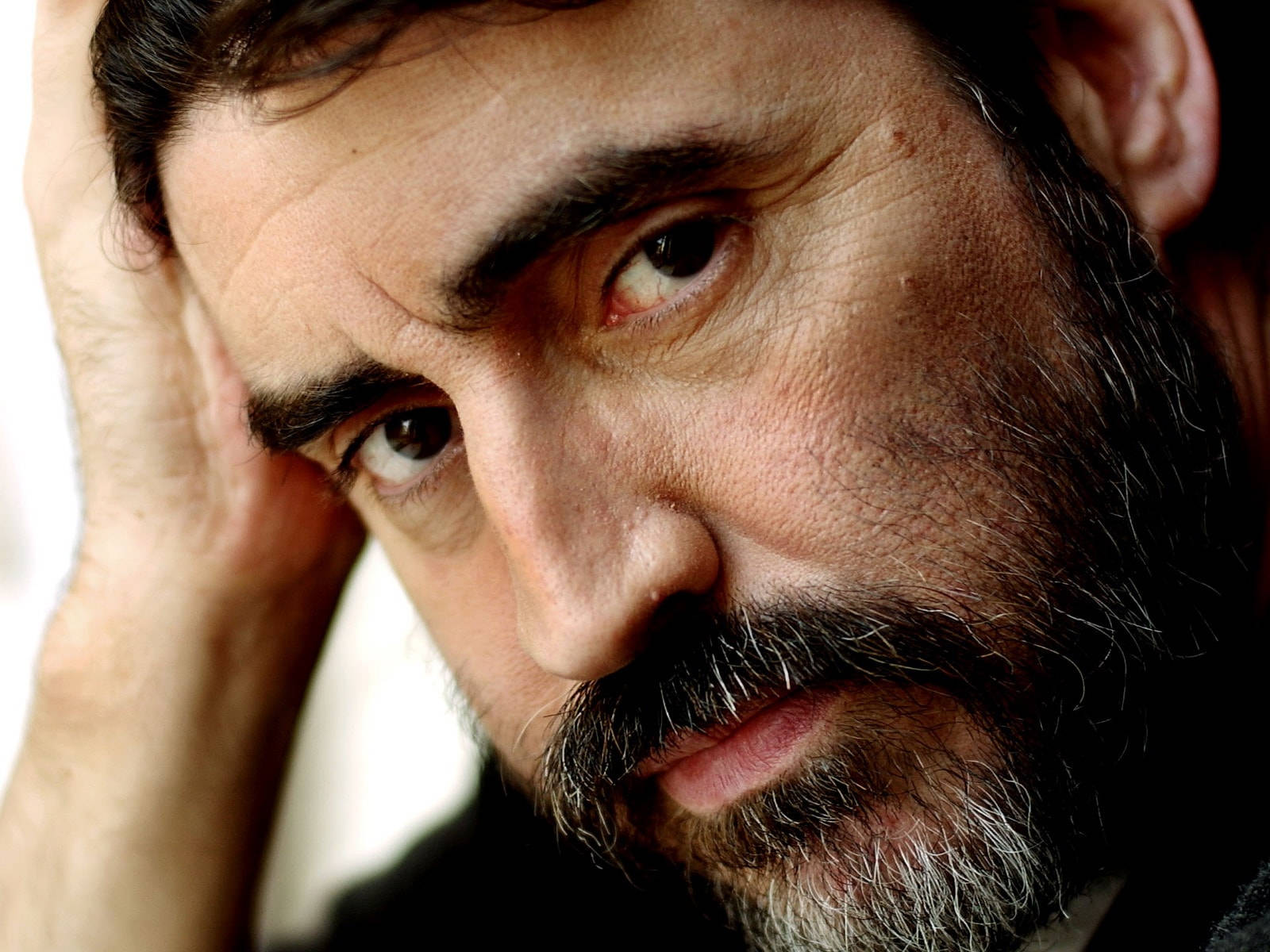 Movie Performer Alfred Molina Background