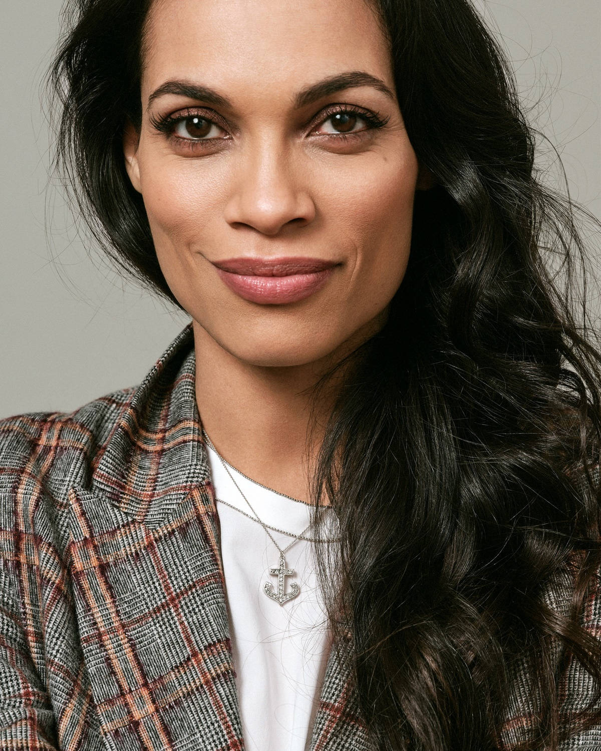 Movie Star Rosario Dawson Background