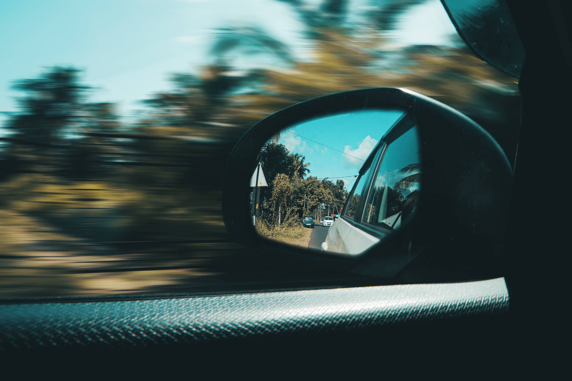 Moving Desktop Side Mirror Background