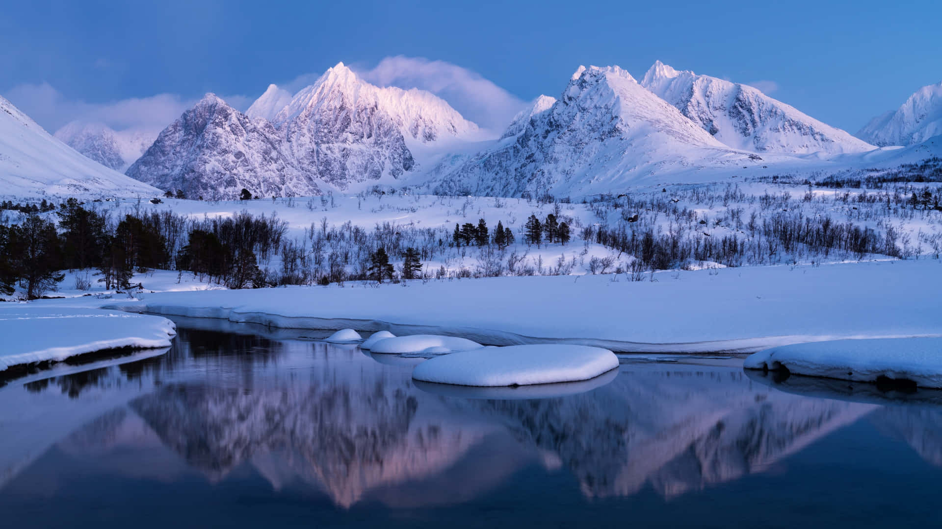 Moysalen National Park Snow Mountain Landscape Background