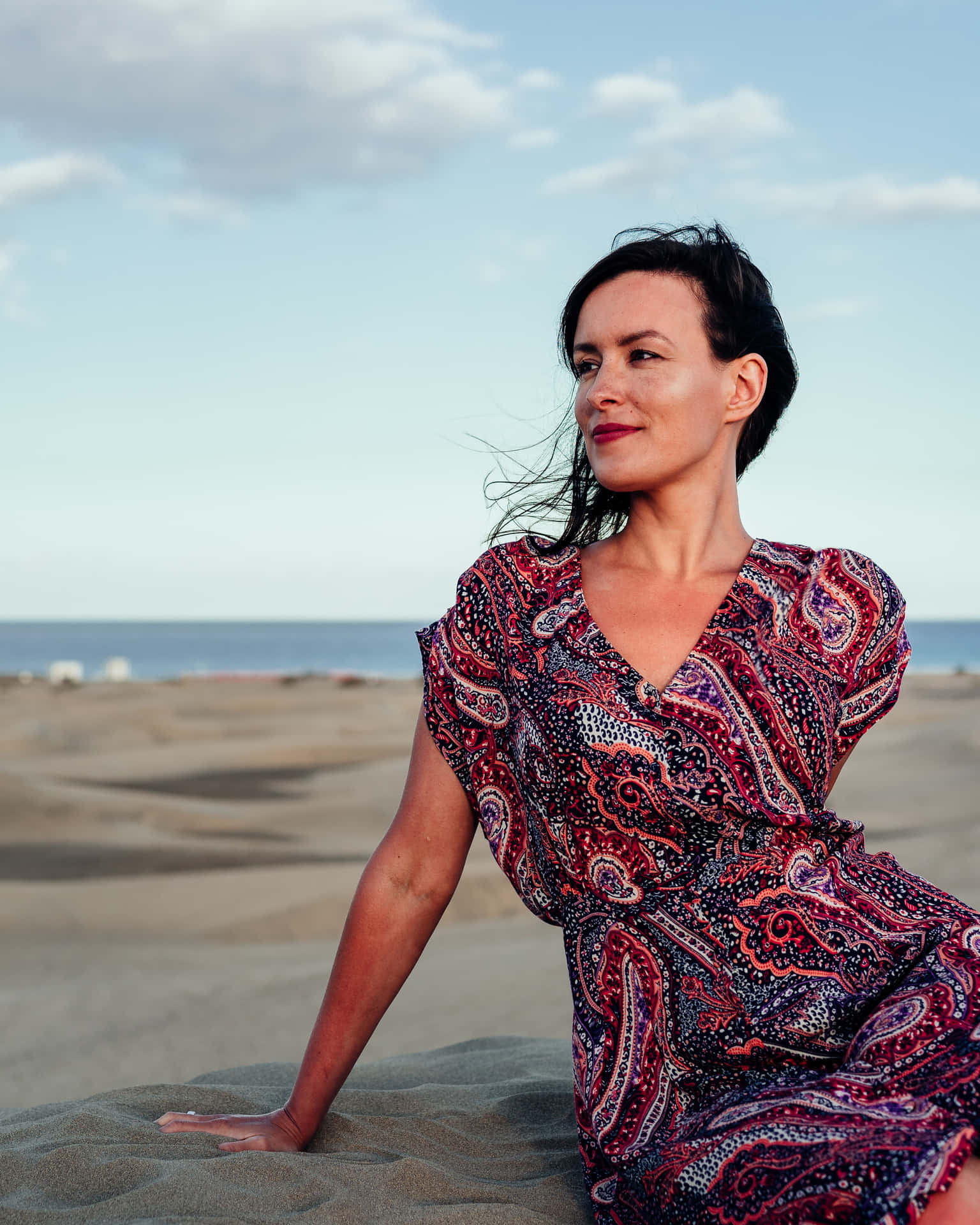 Mujer Madura On A Beach Background