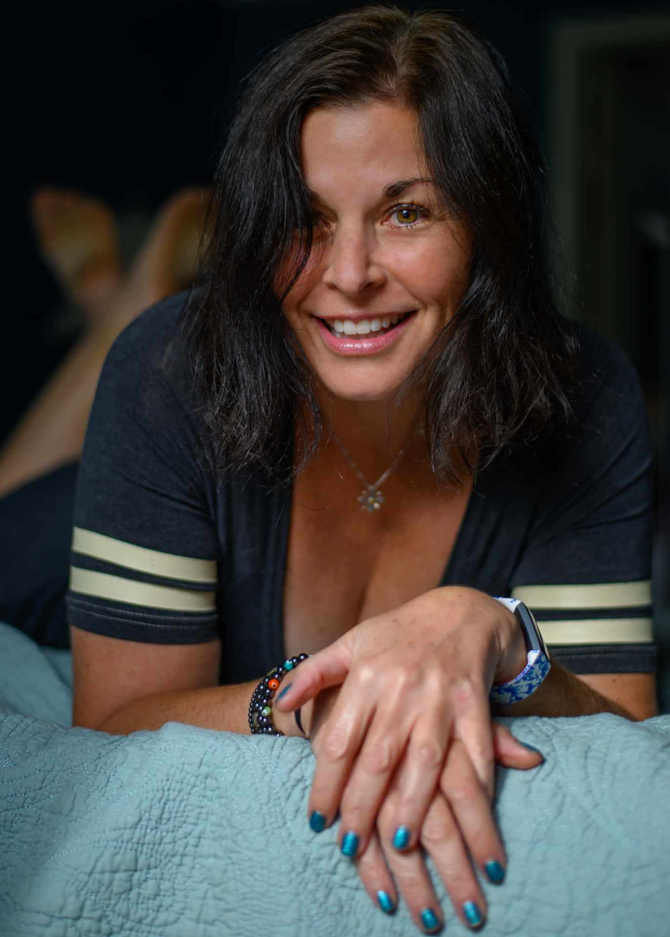 Mujer Madura Posing On A Bed Background