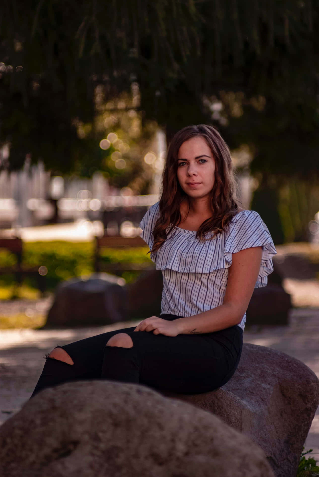 Mujer Madura Sitting On Boulders