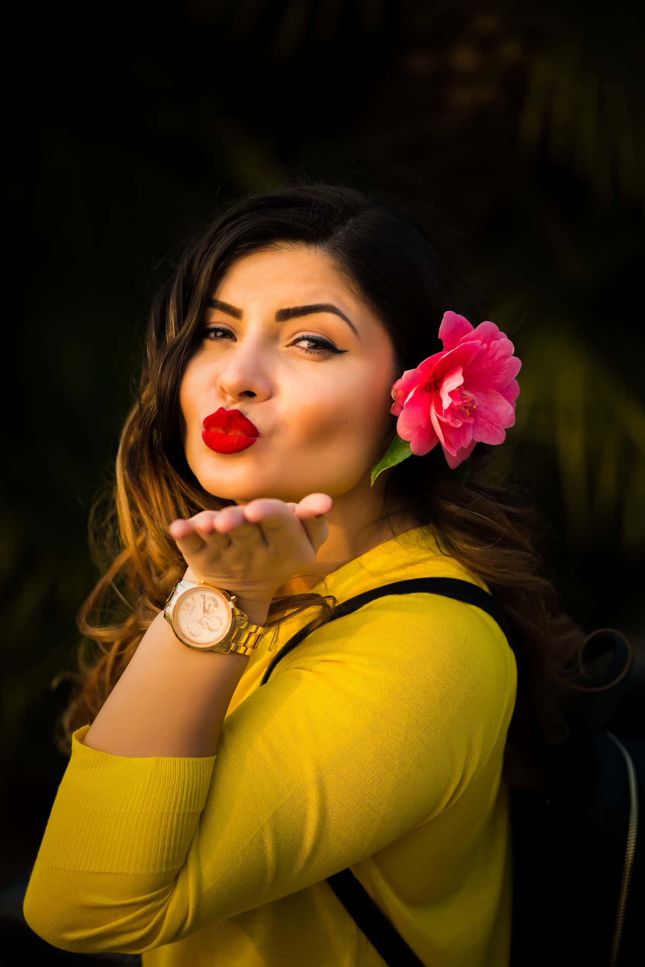 Mujer Madura With Pretty Flower Background