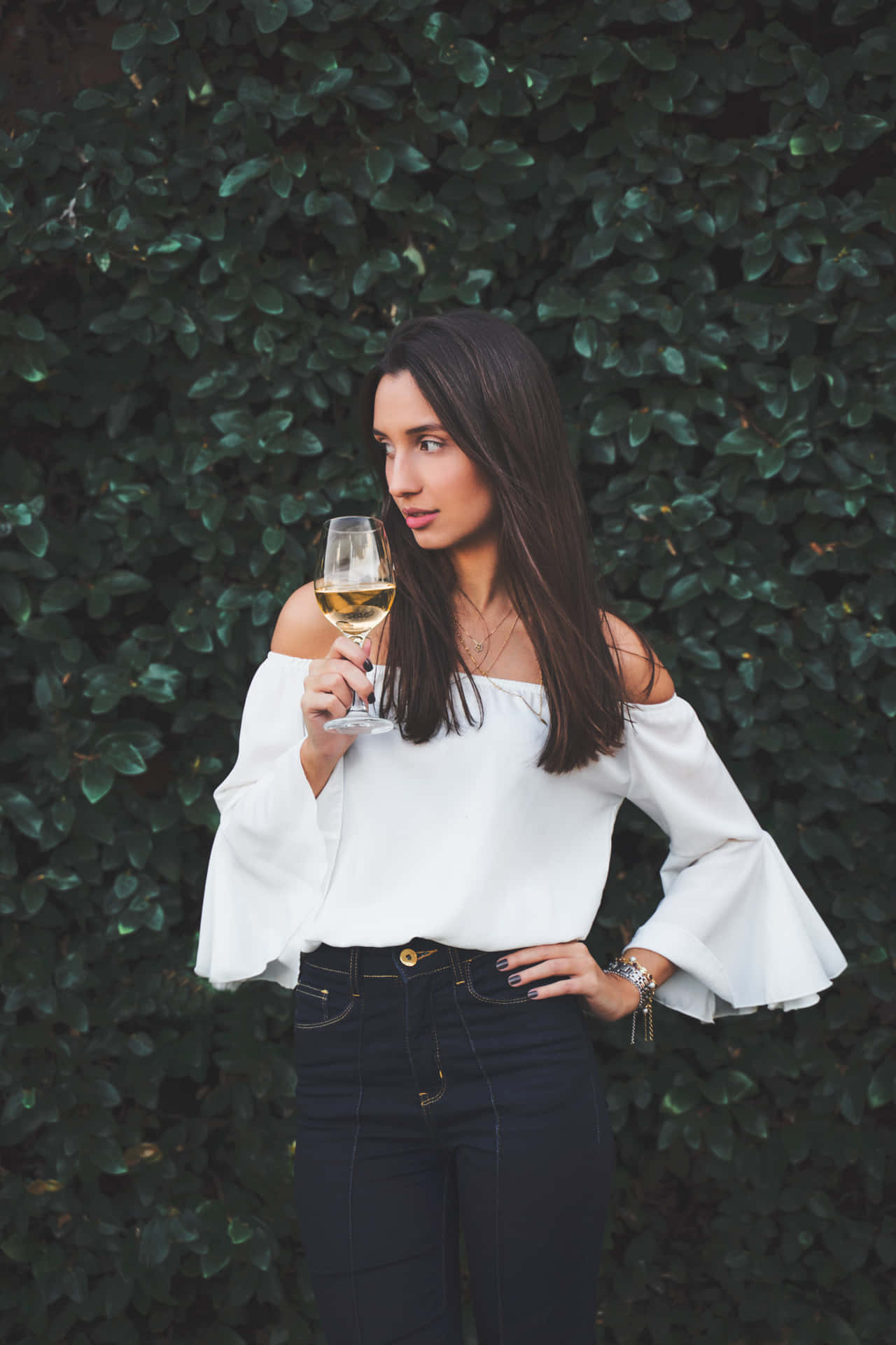 Mujer Soltera Holding Glass Of Wine