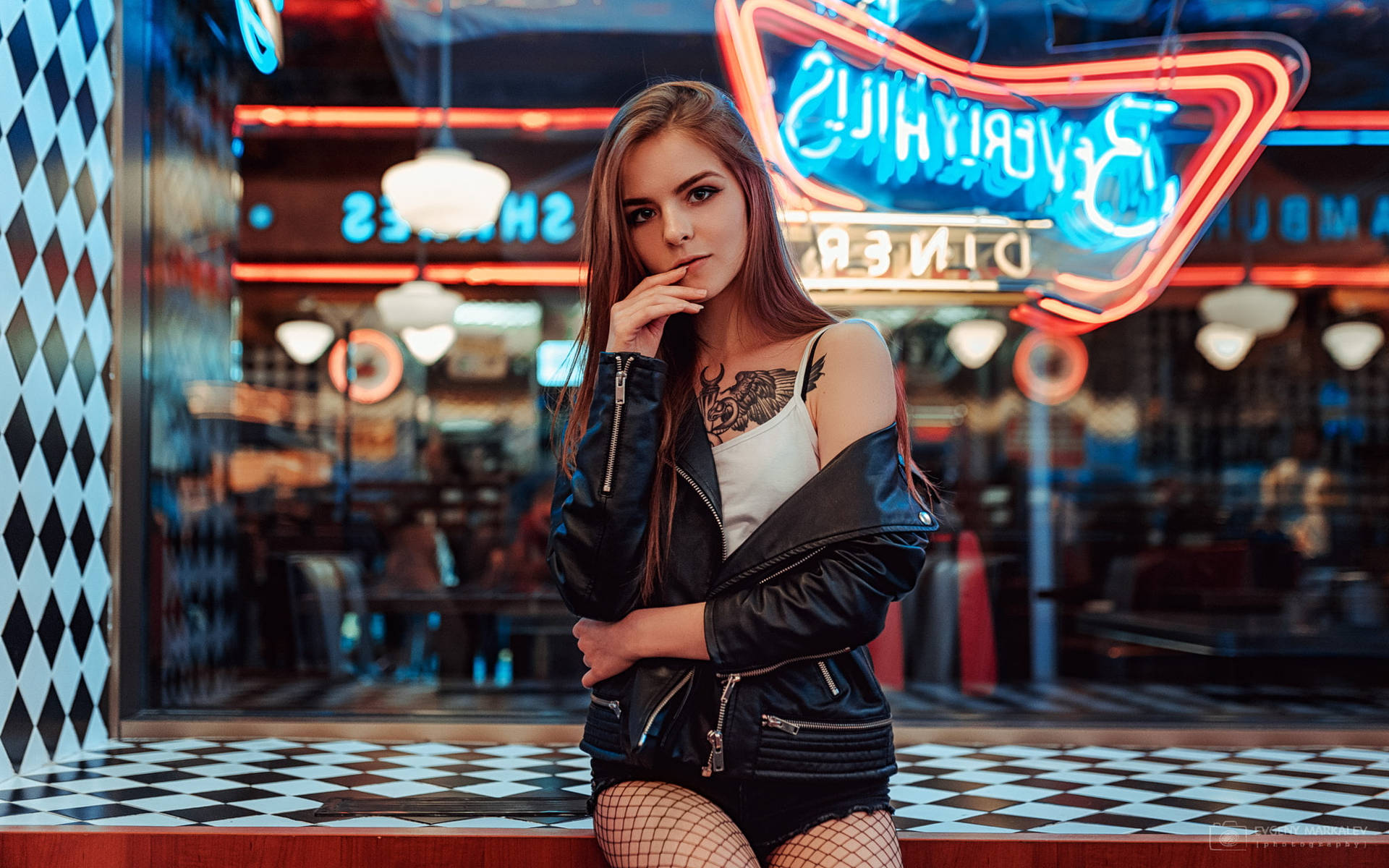 Mujeres Calientes Wearing Leather Jacket