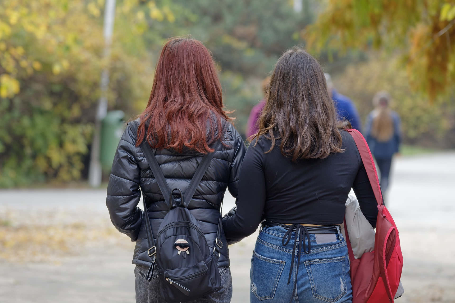 Mujeres Lesbianas Going School Together Background