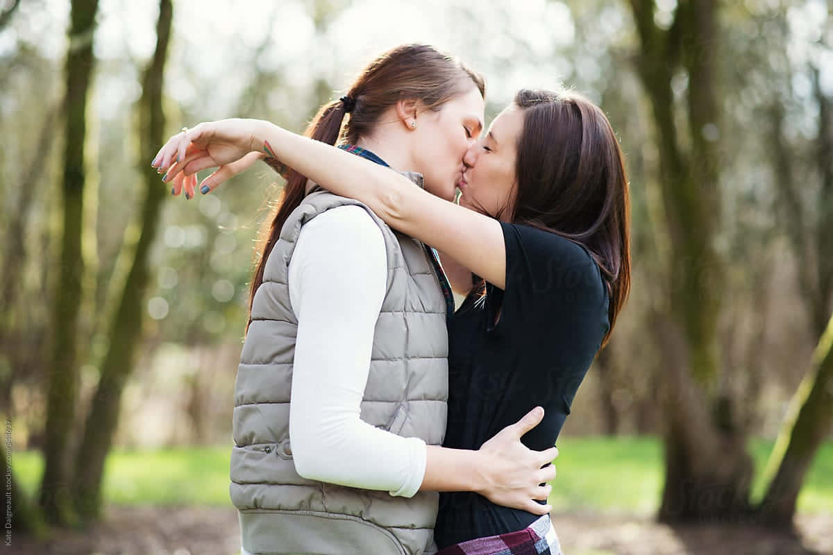 Mujeres Lesbianas Holding And Kissing