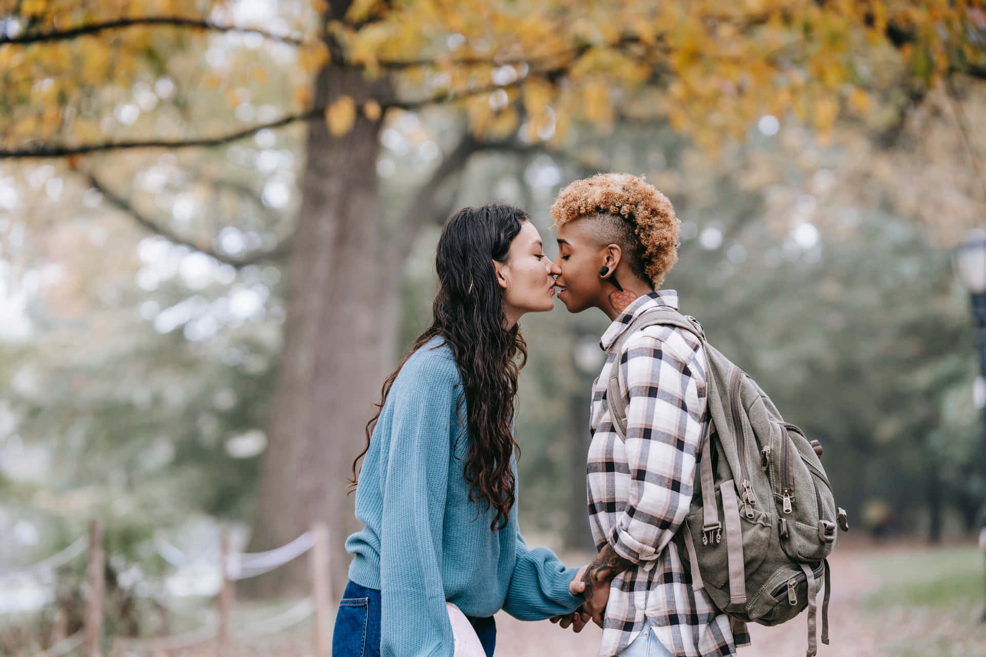 Mujeres Lesbianas Holding Hands And Kissing Background