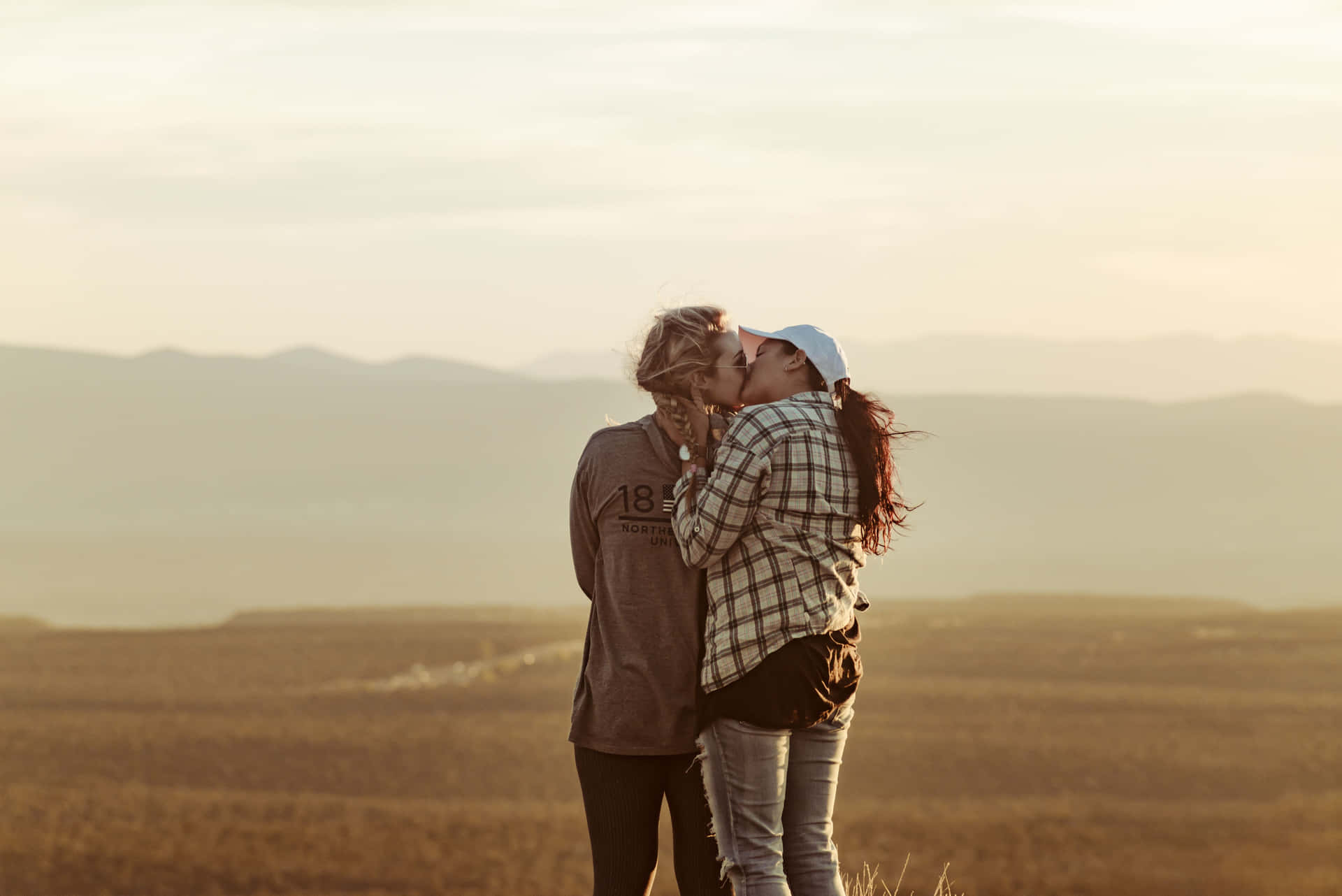 Mujeres Lesbianas Kissing In Open Area Background