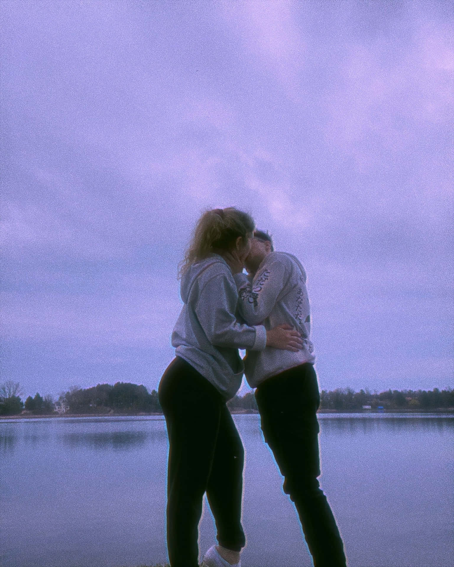 Mujeres Lesbianas On A Calm Lake Background