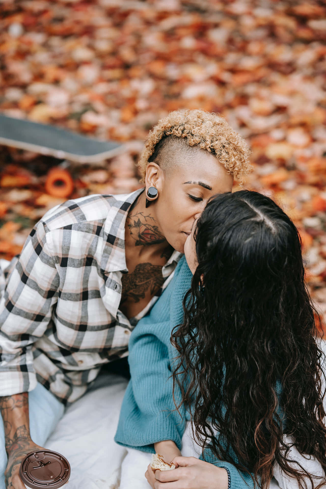 Mujeres Lesbianas Sitting And Kissing