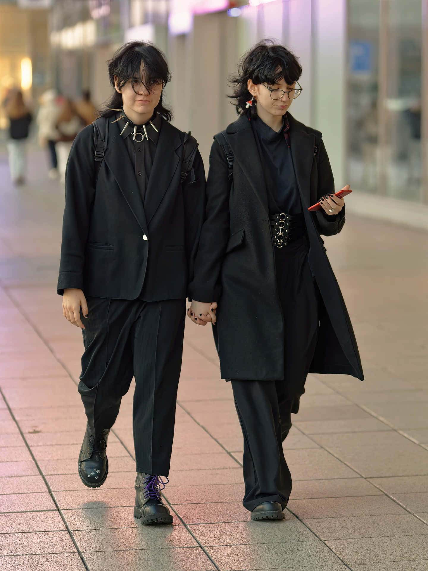 Mujeres Lesbianas Wearing Black Attire Background