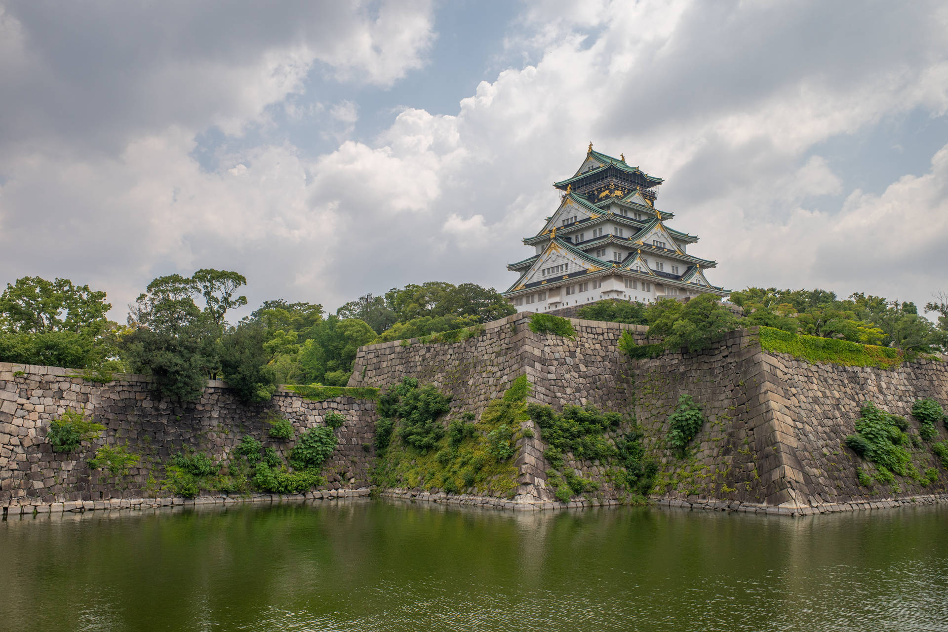 Multi-storey Osaka Castle Background