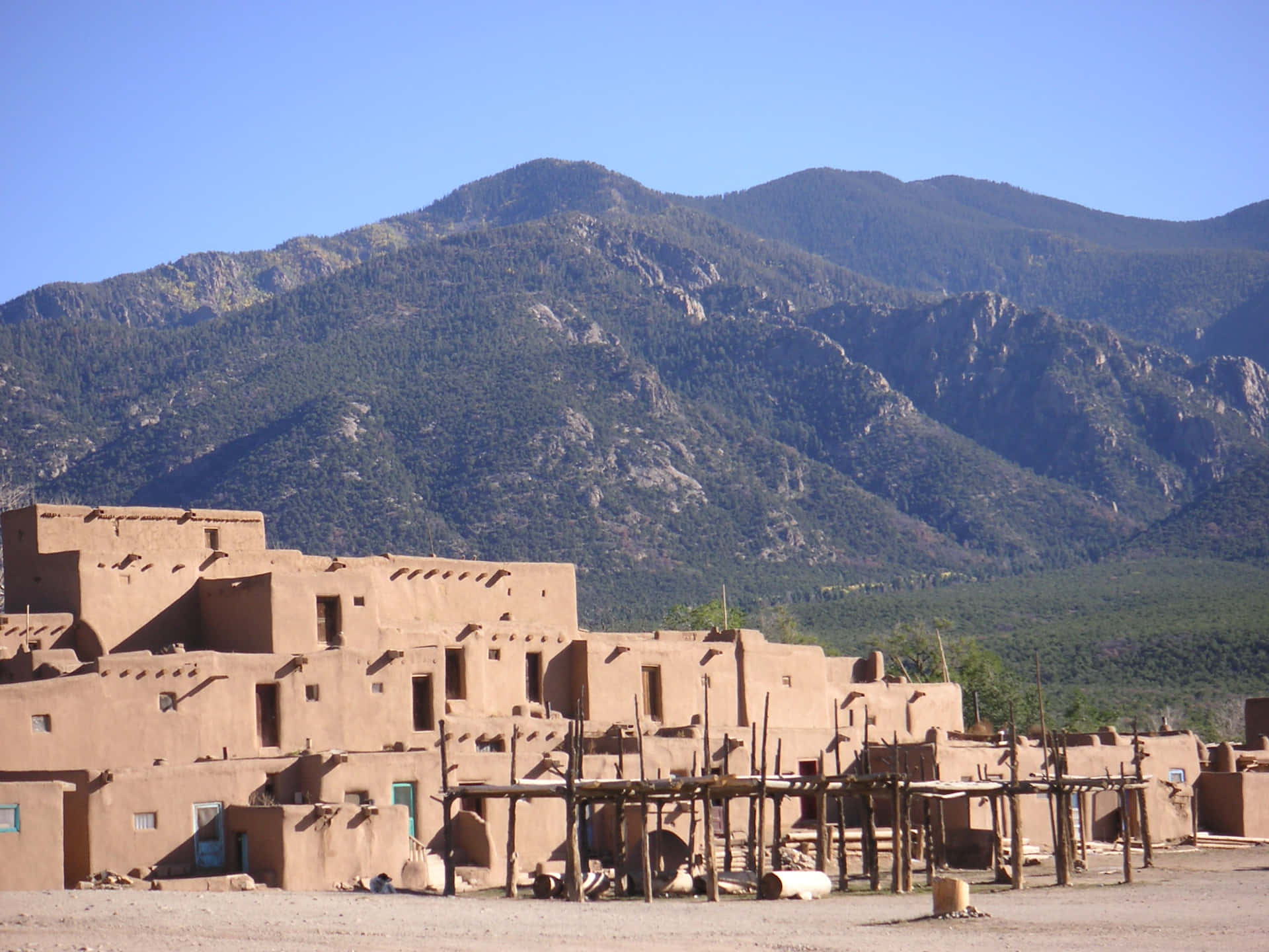 Multilevel Adobe Dwellings In Taos Pueblo Background