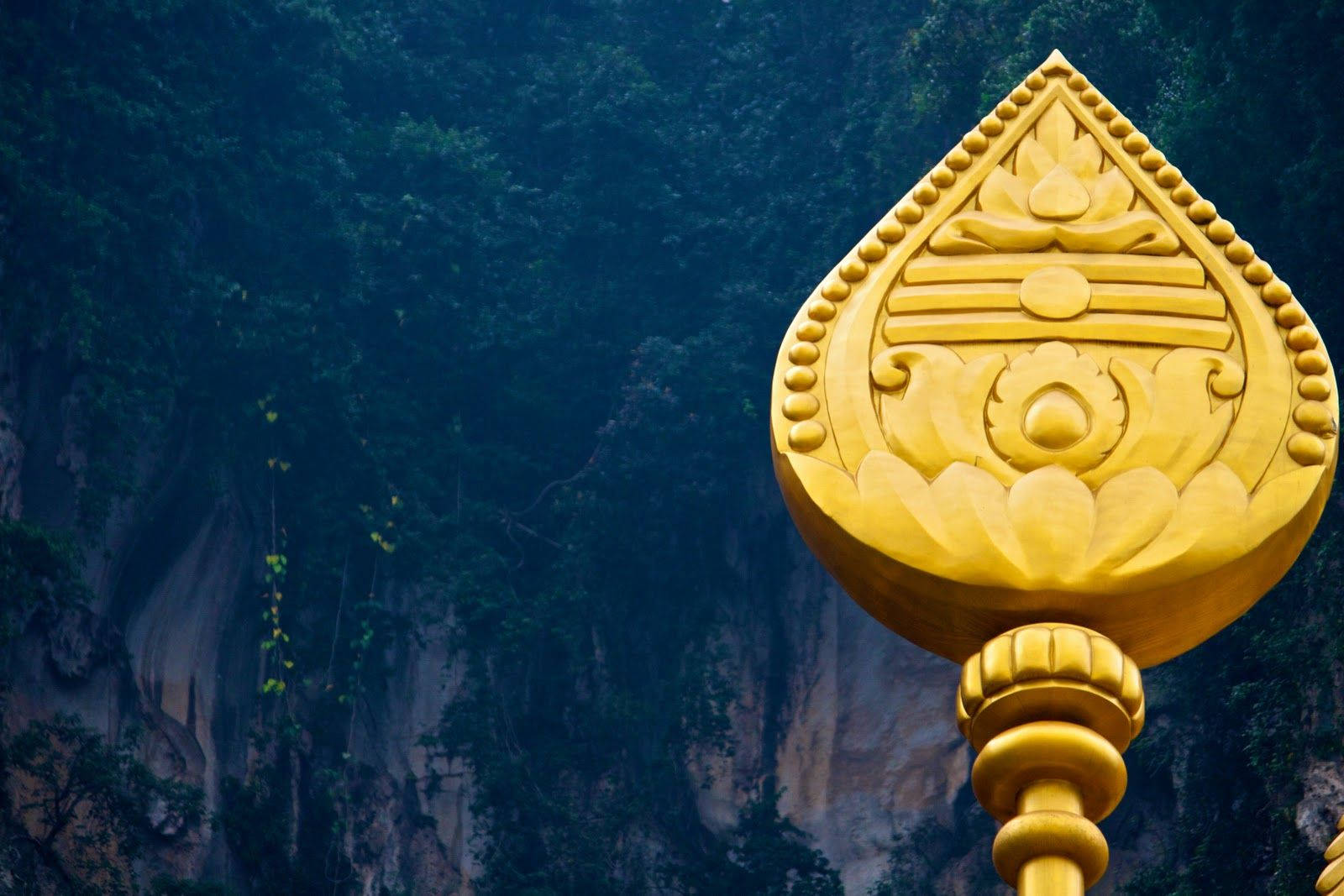 Murugan Vel In Golden Statue Background