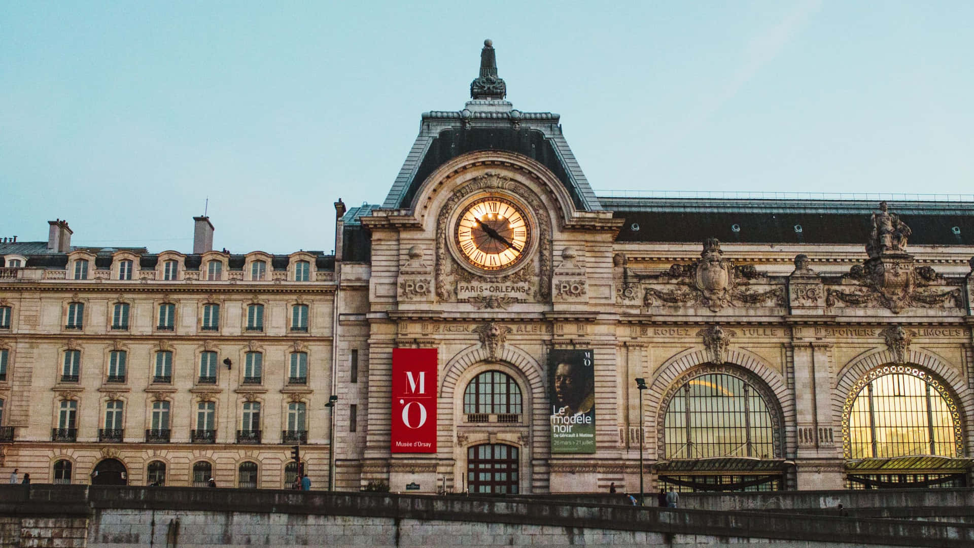 Musée Dorsay In Paris Background