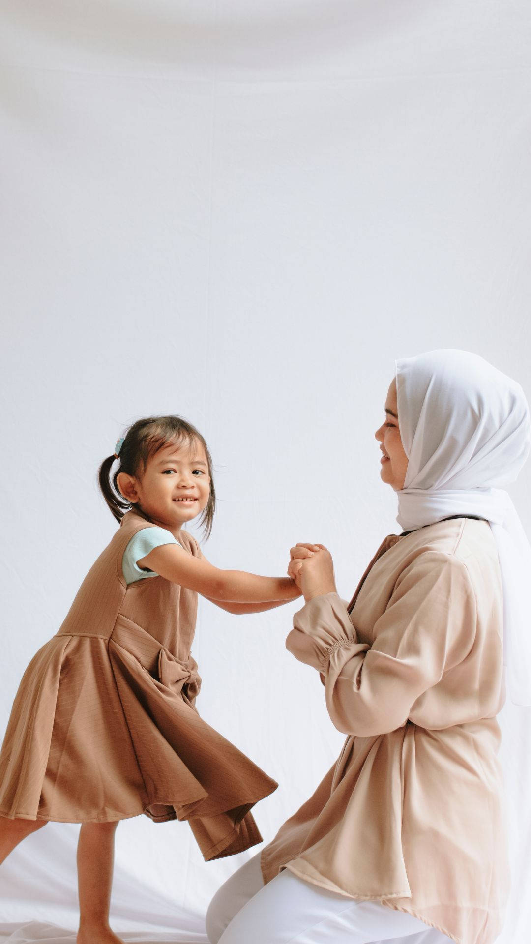 Muslim Mom Holding Hands Background