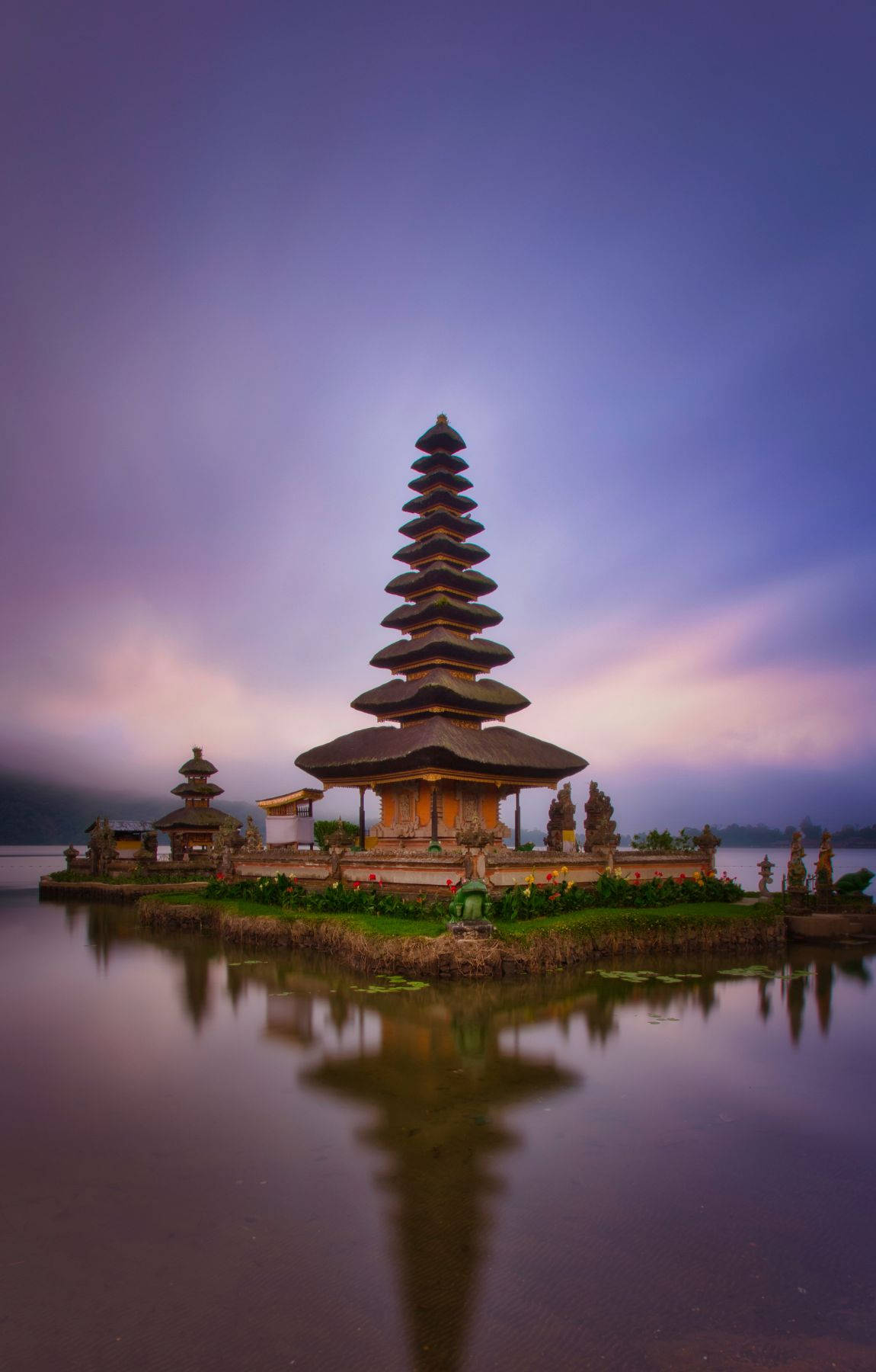 Mystical Serenity At Ulun Danu Beratan Temple, Bali Background