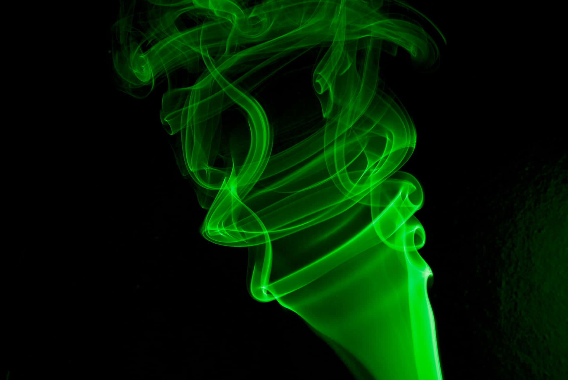 Mystifying Green Smoke Design Against A Dark Background Background