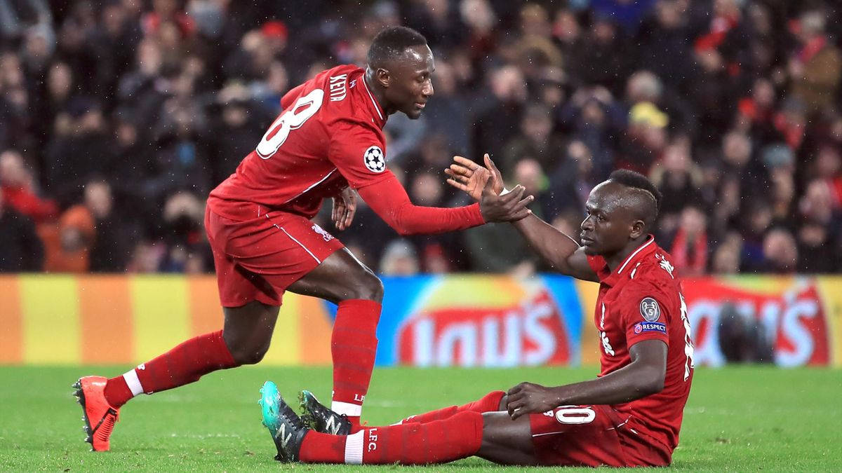 Naby Keita Helpinng Team Mate