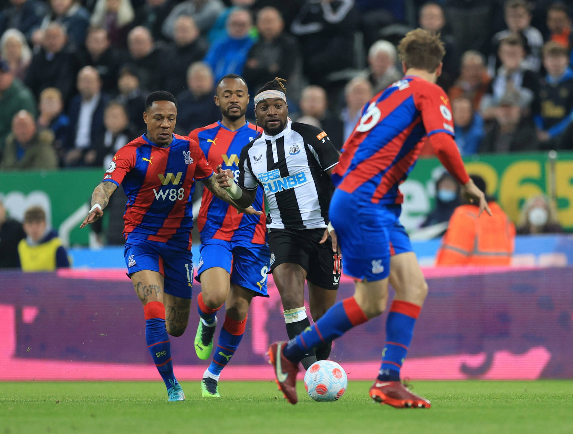 Nathaniel Clyne Running With Teammates