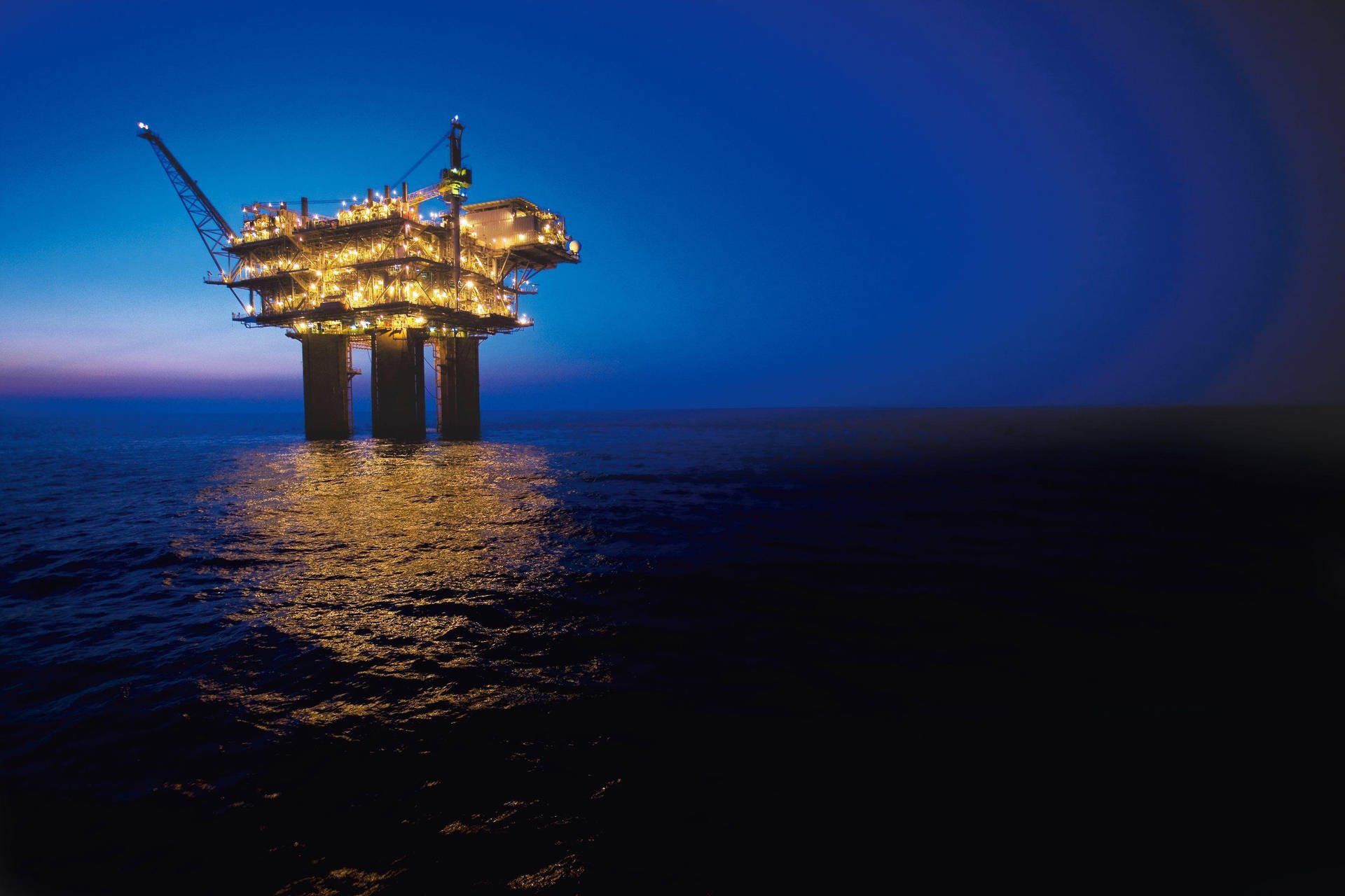 Natural Gas Extraction In The Midst Of The Ocean Background
