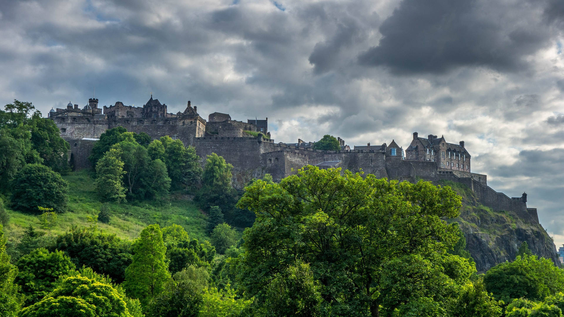 Nature Scenery Surrounding Edinburgh Castle Background