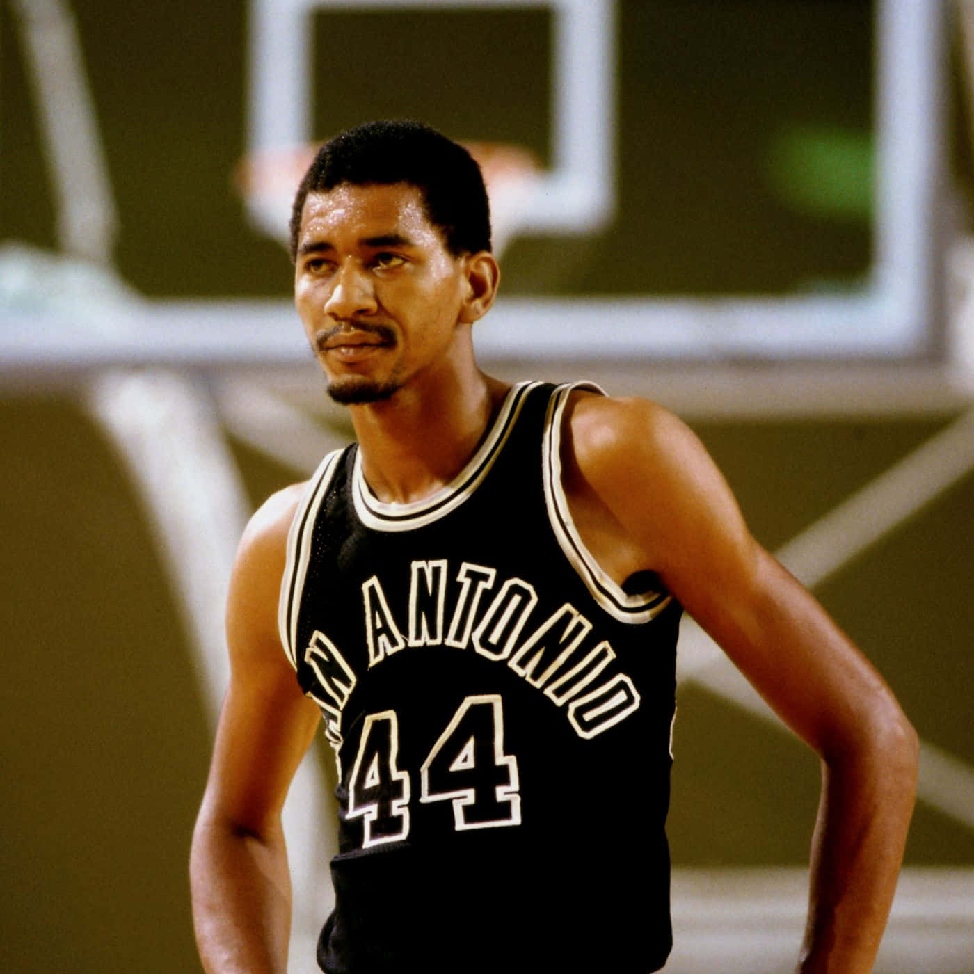Nba Legend George Gervin Basketball Background