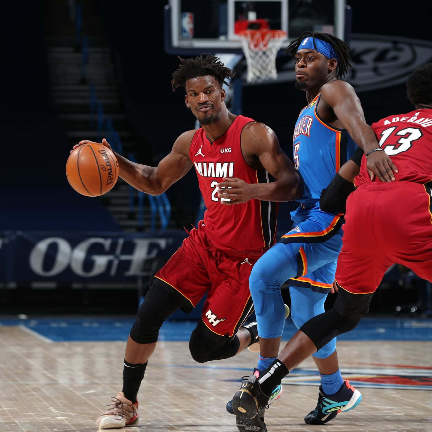 Nba Luguentz Dort Guarding Giannis Antetokounmpo Background