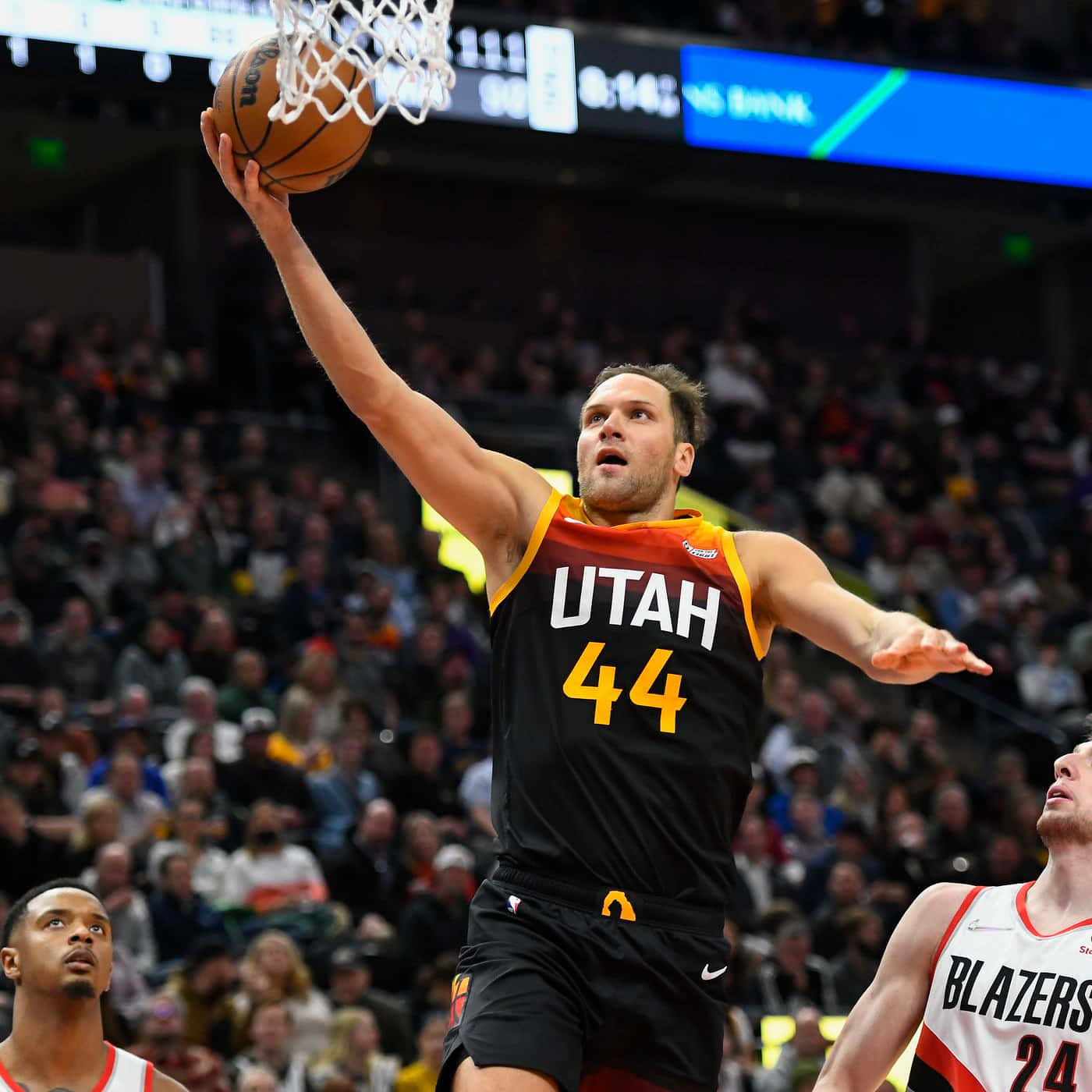 Nba Utah Jazz Layup Bojan Bogdanovic Background