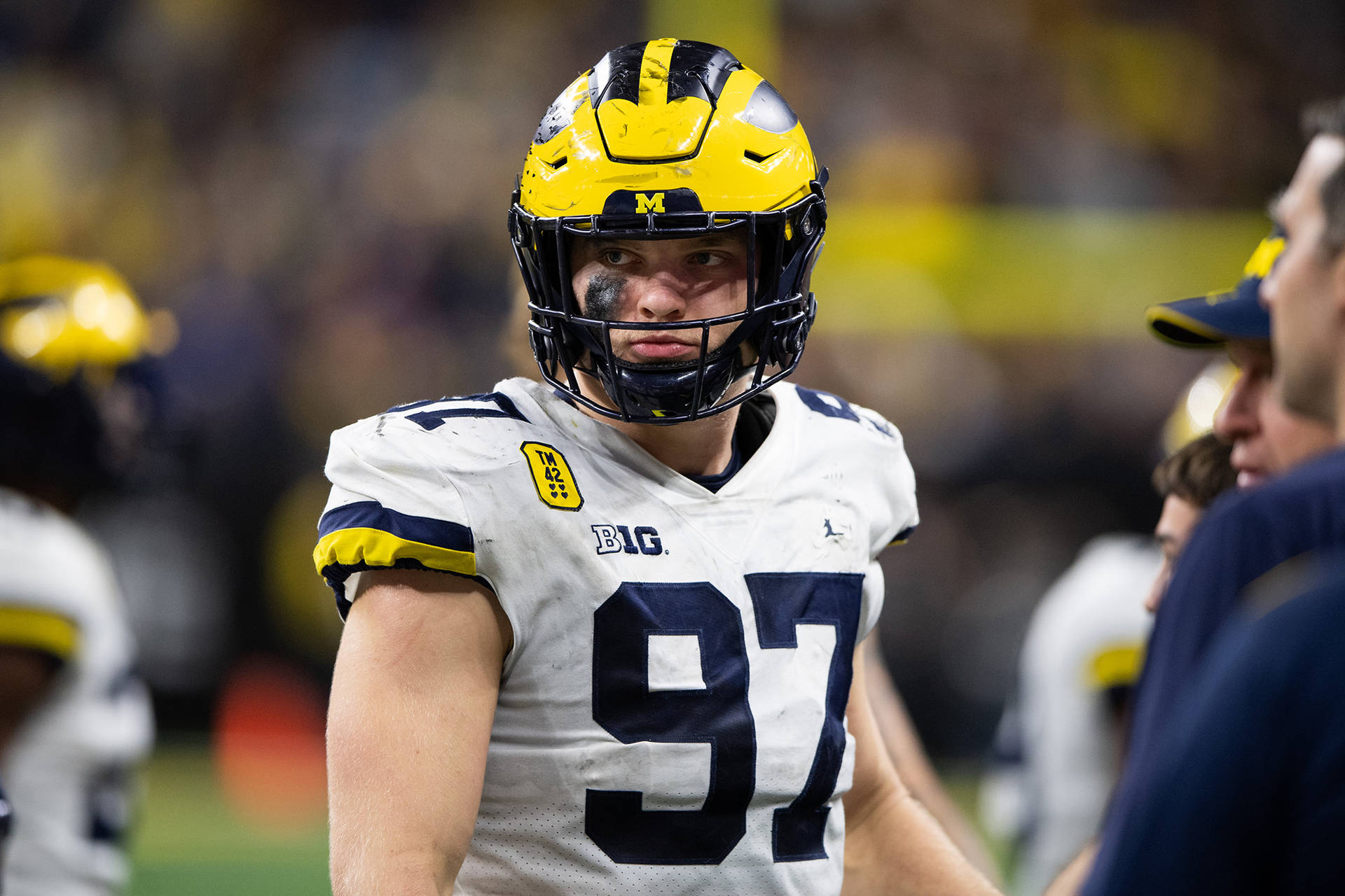 Ncaa Football No. 97 Michigan Wolverines Aidan Hutchinson Background