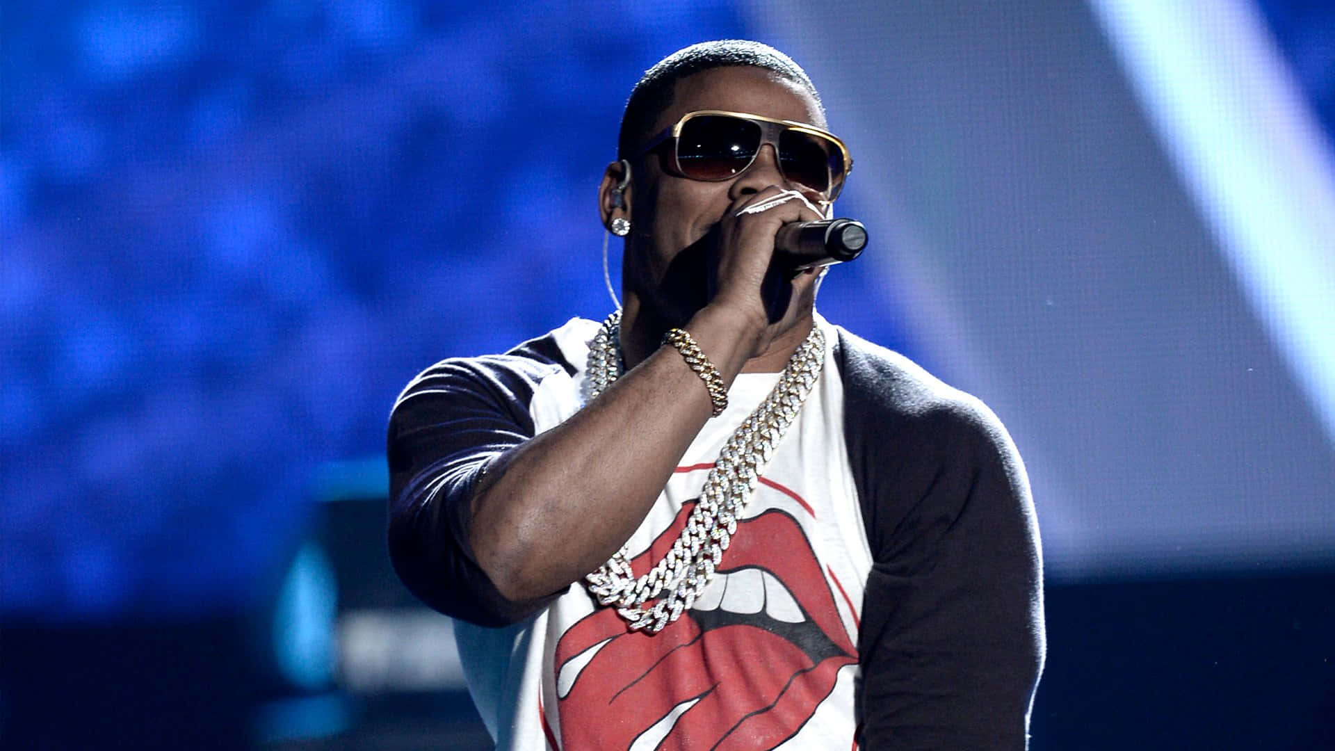 Nelly Wearing Rolling Stones Shirt And Singing During Concert Background