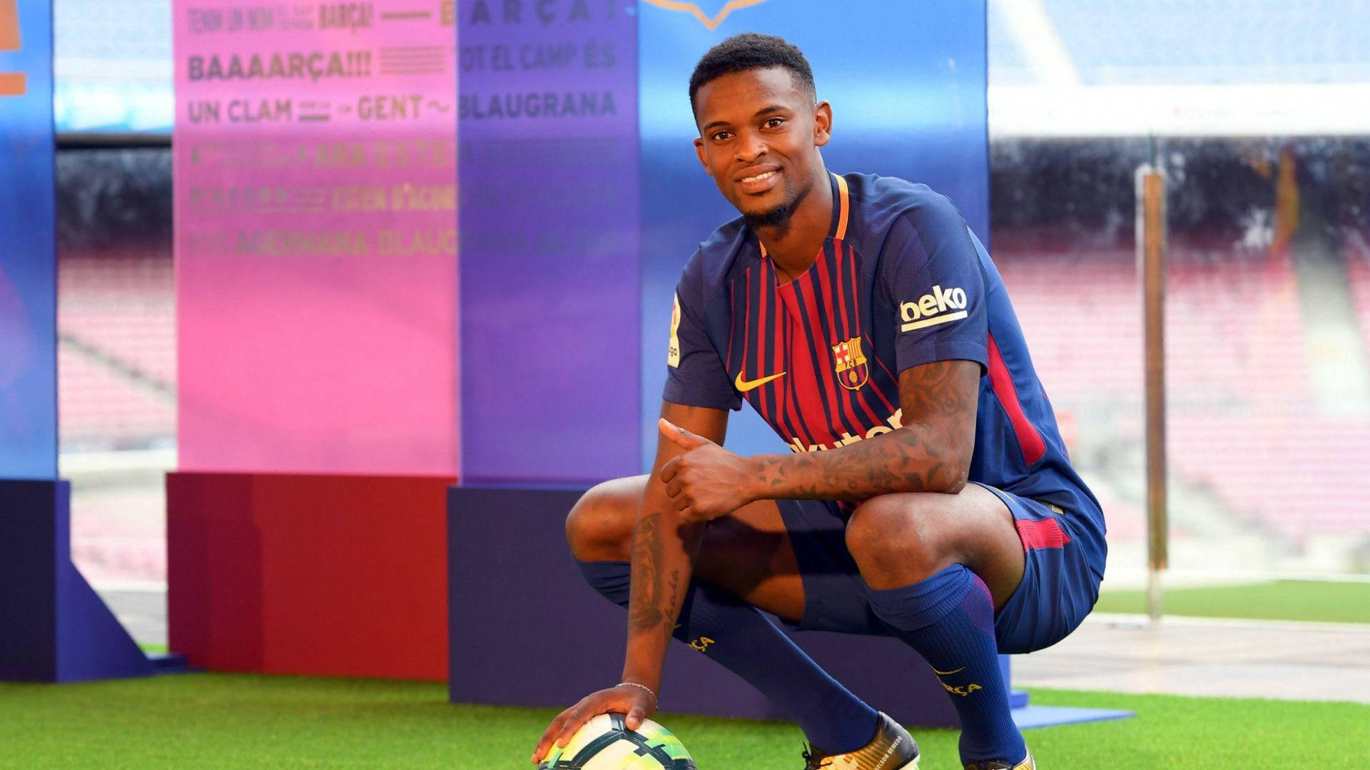 Nelson Semedo Squatting Background