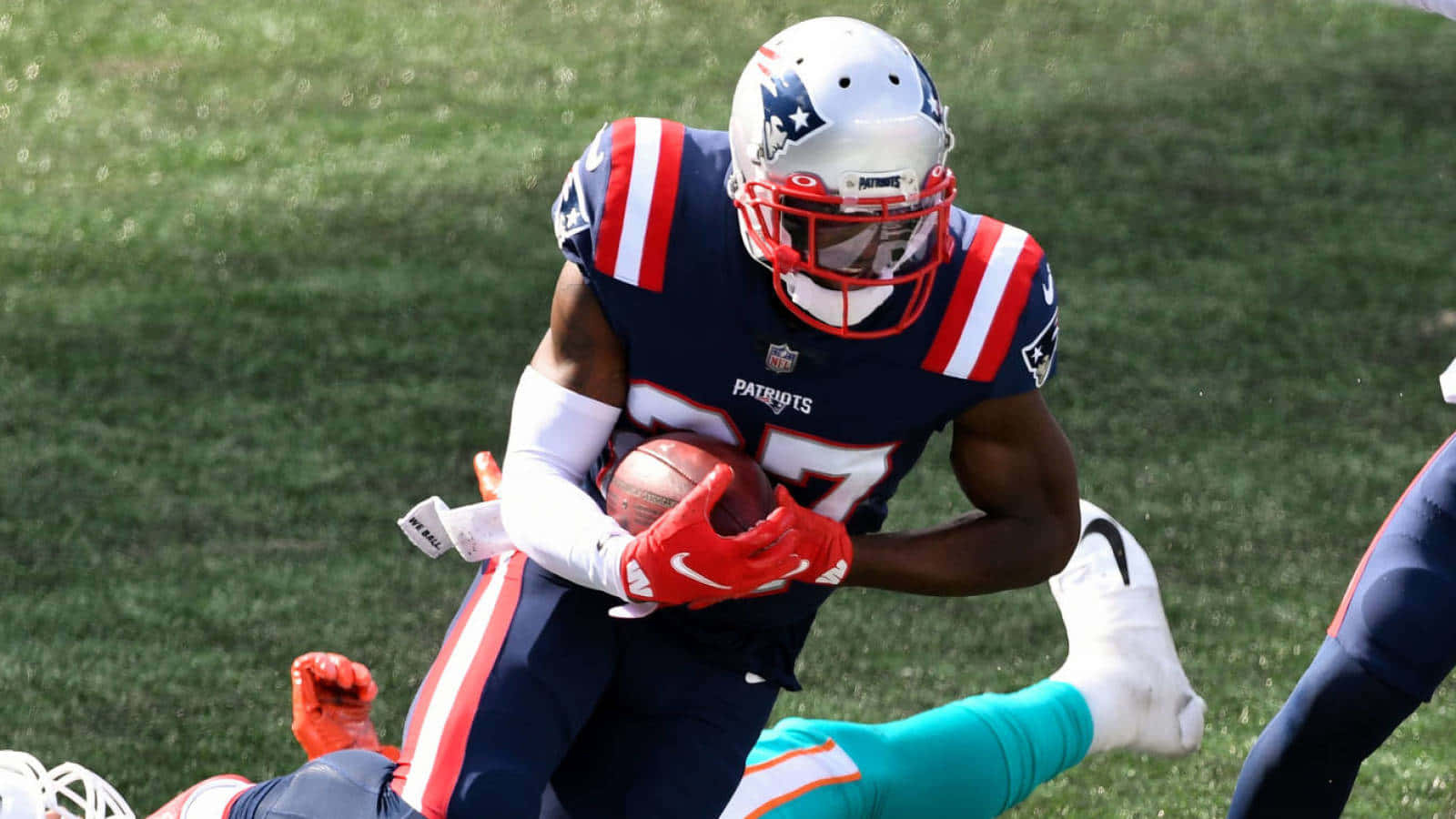 New England Patriots Cornerback Jc Jackson Against Miami Dolphins Background