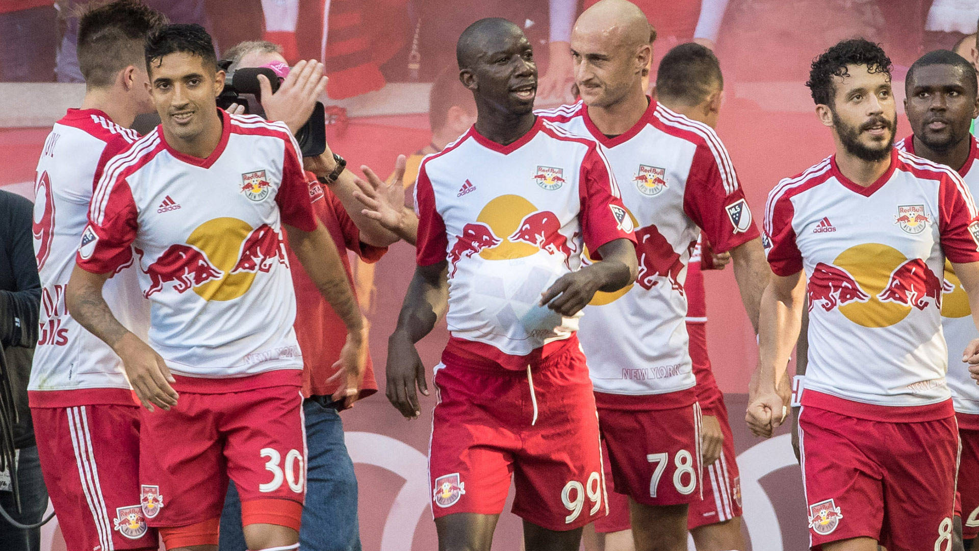 New York Red Bulls Facing The Crowd Background