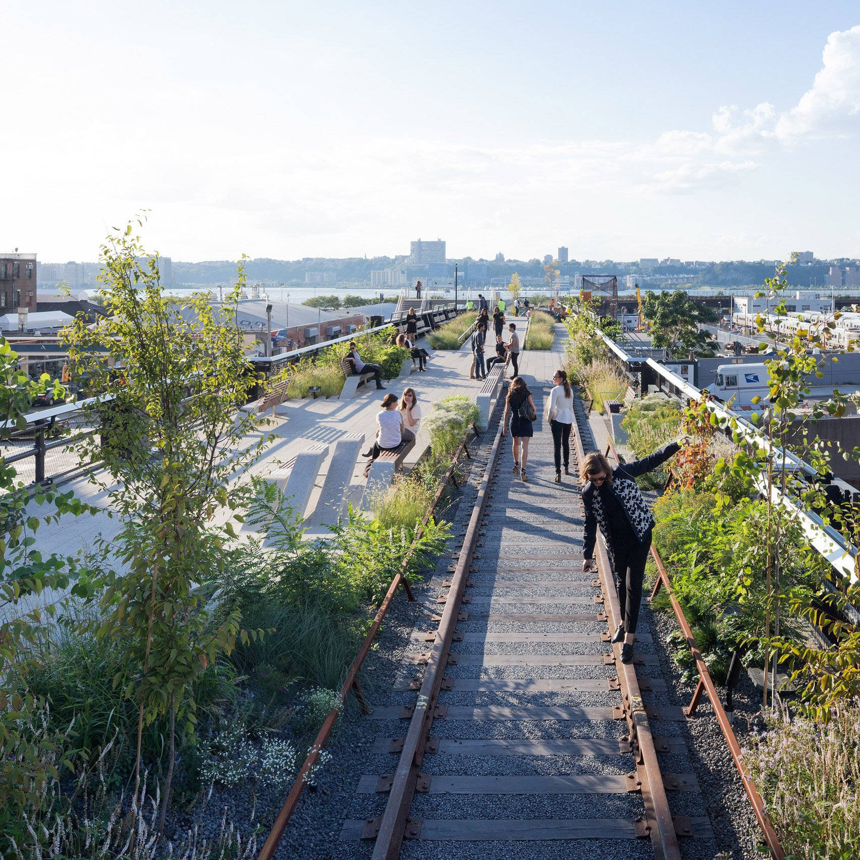 New Yorkers Enjoying The High Line Background